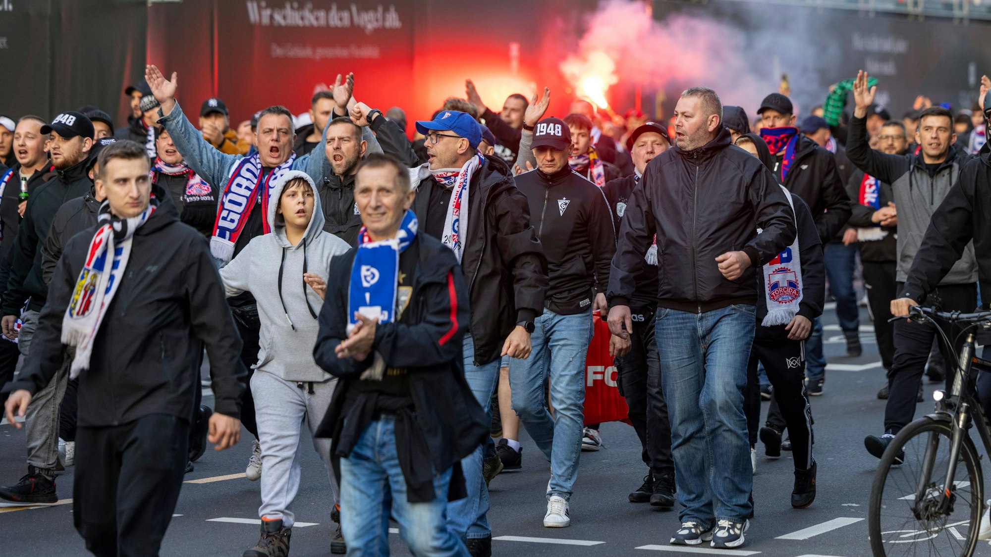 Auf dem Weg Richtung Stadion: Fans von Gornik Zabrze zündeten Bengalows