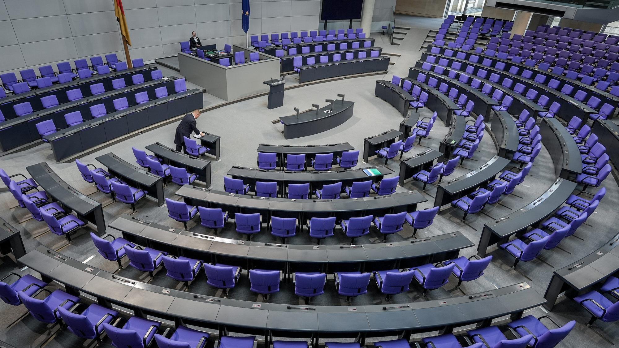 Blick in das leere Plenum des Bundestags im Reichstagsgebäude vor Beginn der Sitzung.
