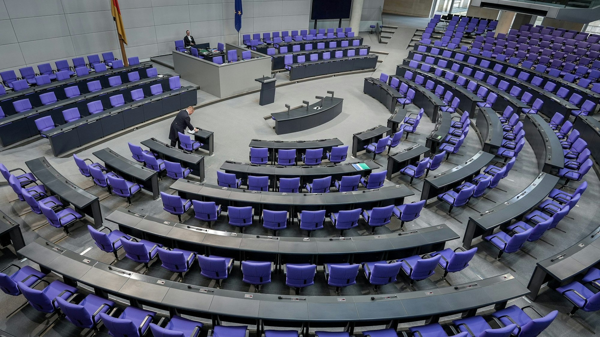 Blick in das leere Plenum des Bundestags im Reichstagsgebäude vor Beginn der Sitzung.