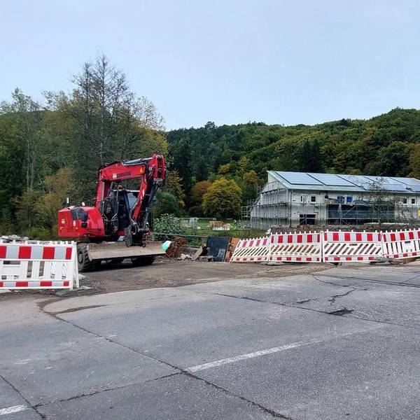 Ein Bagger steht am Bahnübergang in Kall-Urft.