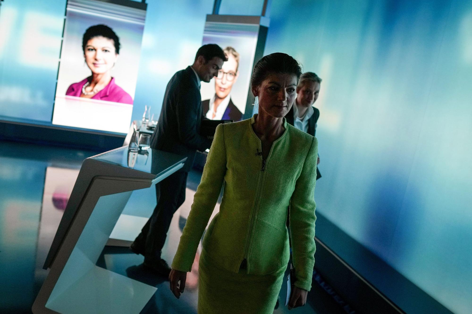Berlin: Alice Weidel (r), Partei- und Fraktionsvorsitzende der AfD, und Sahra Wagenknecht )vorne), Parteivorsitzende von BSW und Bundestagsabgeordnete, verlassen das Studio nach dem TV-Duell bei dem Nachrichtensender Welt-TV.