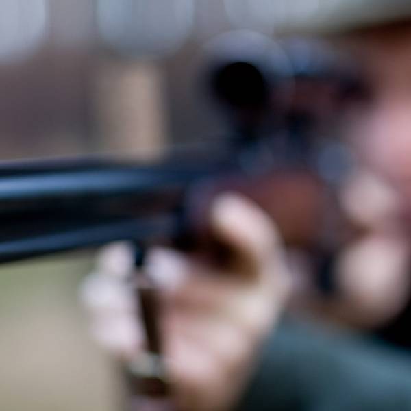 Ein Mann zielt mit seinem Jagdgewehr.