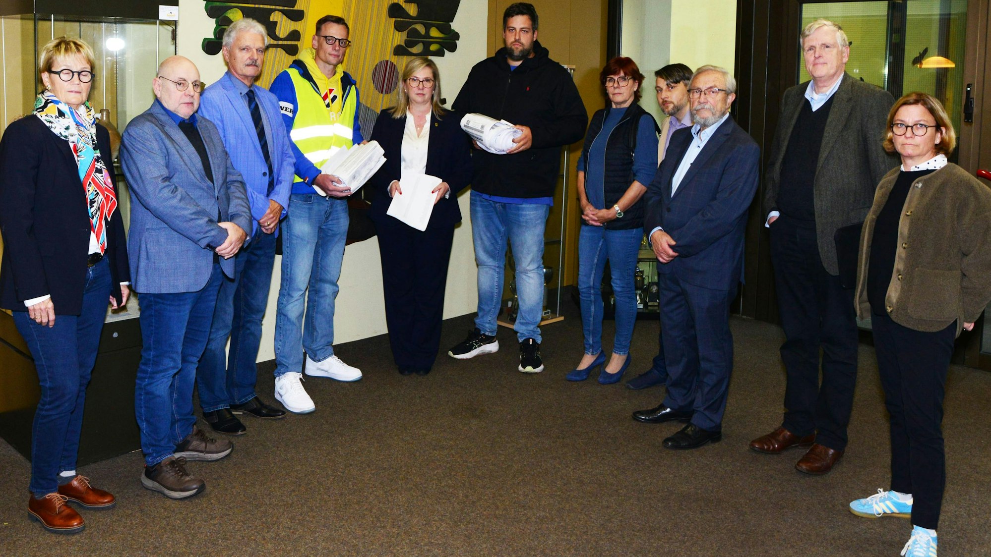 Bürgermeisterin Susanne Stupp hat mit den Fraktionsvorsitzenden 4000 Unterschriften entgegengenommen.