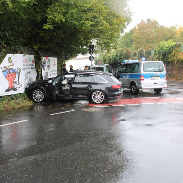 Der Audi kollidierte mit einem Zaun, anschließend flüchteten die Fahrzeuginsassen in unbekannte Richtung.