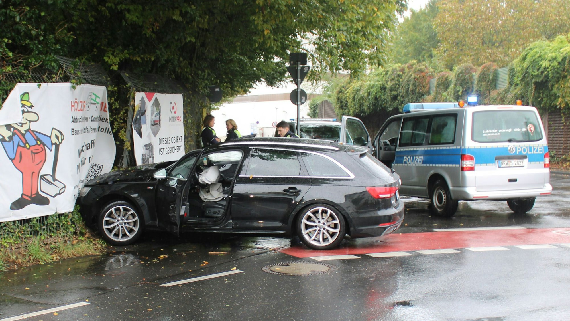 Der Audi kollidierte mit einem Zaun, anschließend flüchteten die Fahrzeuginsassen in unbekannte Richtung.