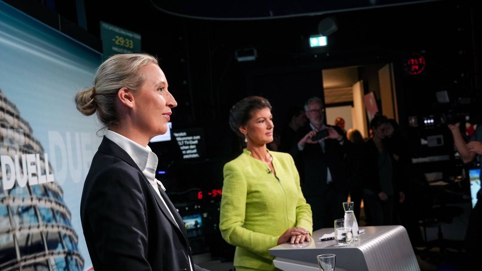 Alice Weidel (l), Partei- und Fraktionsvorsitzende der AfD, und Sahra Wagenknecht, Parteivorsitzende von BSW und Bundestagsabgeordnete, stehen an ihren Rednerpulten zu Beginn des TV-Duell bei dem Nachrichtensender Welt-TV.