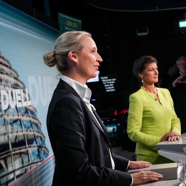 Alice Weidel (l), Partei- und Fraktionsvorsitzende der AfD, und Sahra Wagenknecht, Parteivorsitzende von BSW und Bundestagsabgeordnete, stehen an ihren Rednerpulten zu Beginn des TV-Duell bei dem Nachrichtensender Welt-TV.