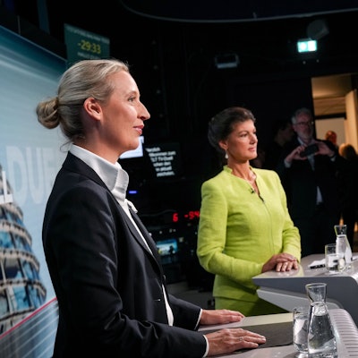 Alice Weidel (l), Partei- und Fraktionsvorsitzende der AfD, und Sahra Wagenknecht, Parteivorsitzende von BSW und Bundestagsabgeordnete, stehen an ihren Rednerpulten zu Beginn des TV-Duell bei dem Nachrichtensender Welt-TV.
