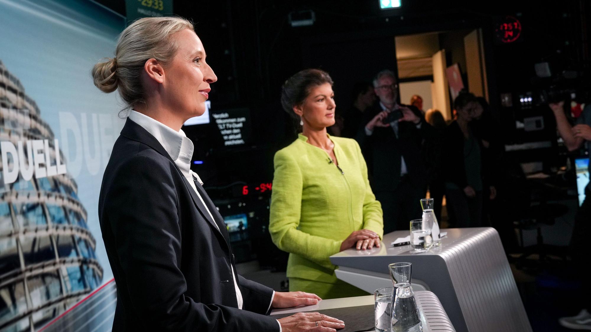 Alice Weidel (l), Partei- und Fraktionsvorsitzende der AfD, und Sahra Wagenknecht, Parteivorsitzende von BSW und Bundestagsabgeordnete, stehen an ihren Rednerpulten zu Beginn des TV-Duell bei dem Nachrichtensender Welt-TV.