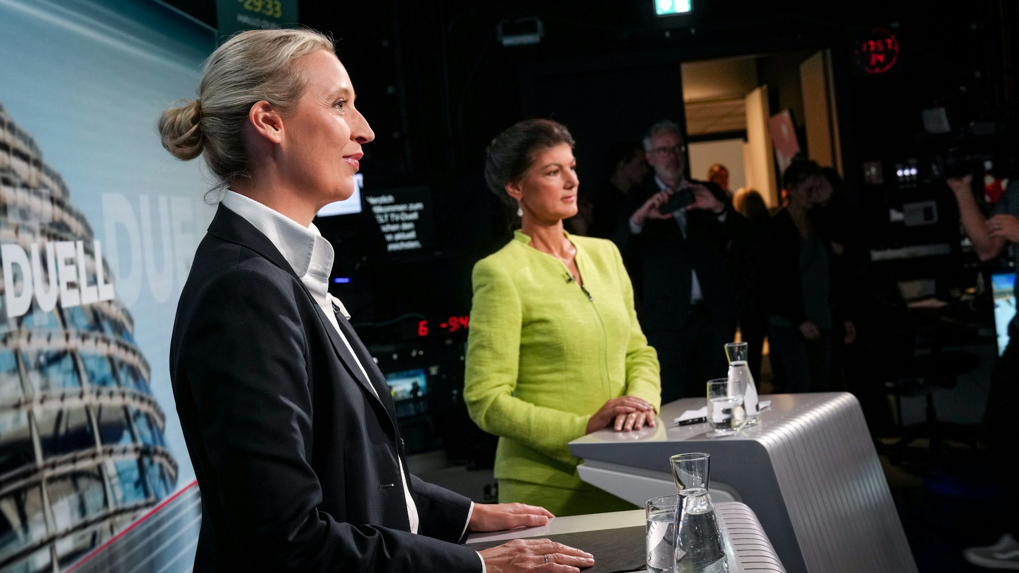 Alice Weidel (l), Partei- und Fraktionsvorsitzende der AfD, und Sahra Wagenknecht, Parteivorsitzende von BSW und Bundestagsabgeordnete, stehen an ihren Rednerpulten zu Beginn des TV-Duell bei dem Nachrichtensender Welt-TV.