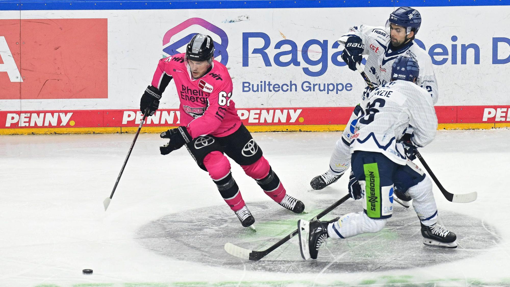 Zwei Heimspiele: Stürmer Parker Tuomie (l.) und die Kölner Haie erwarten Schwenningen und Ingolstadt in der LanxessArena.