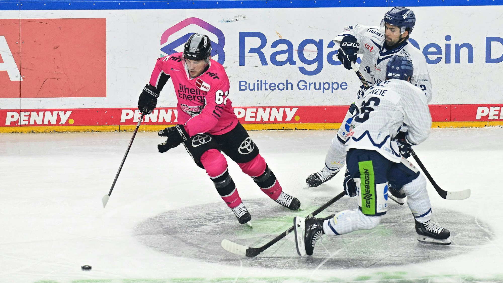 Zwei Heimspiele: Stürmer Parker Tuomie (l.) und die Kölner Haie erwarten Schwenningen und Ingolstadt in der LanxessArena.