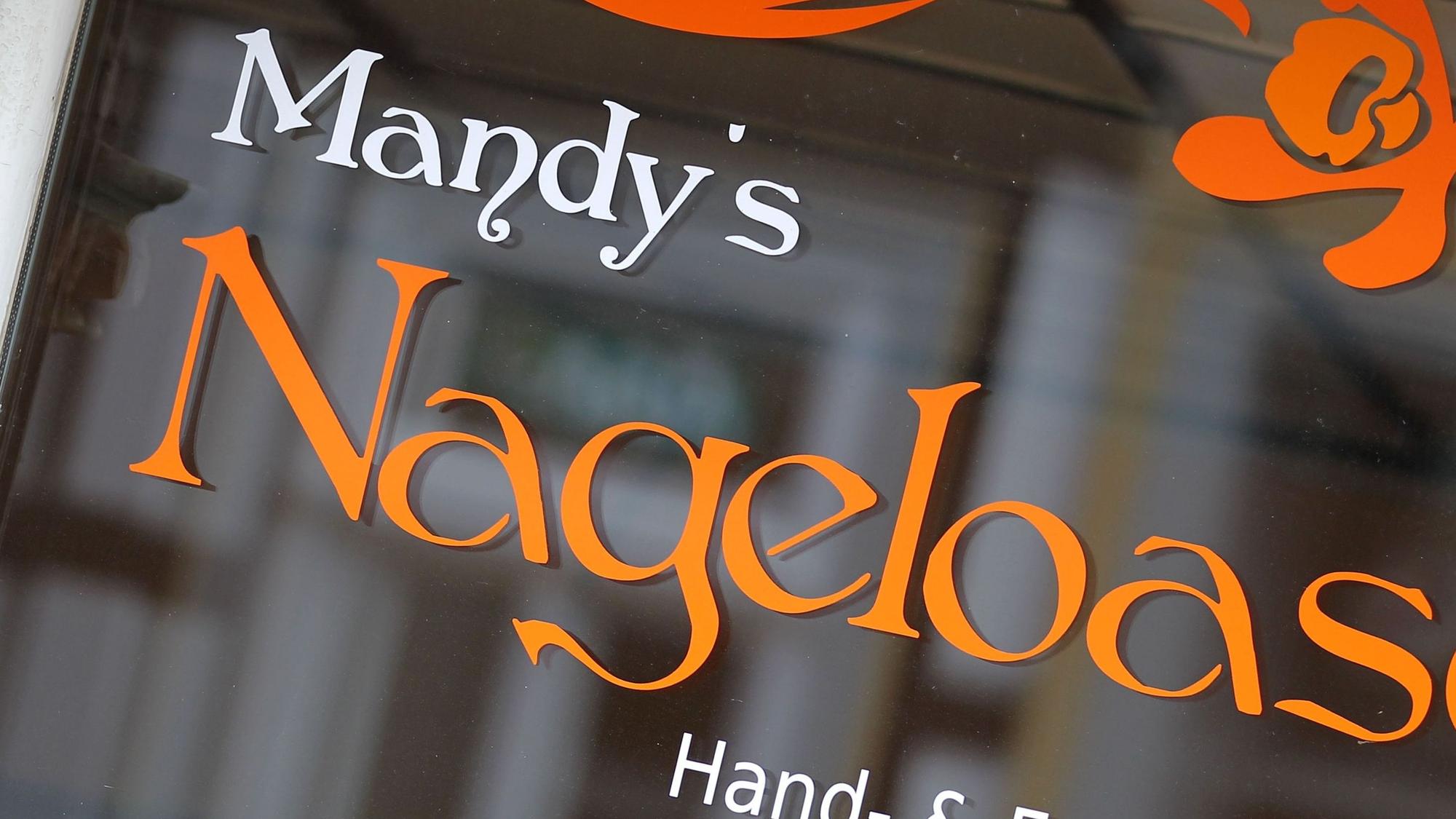 Mit dem Schriftzug „Mandy's Nageloase“ wird für einen Schönheitssalon geworben.