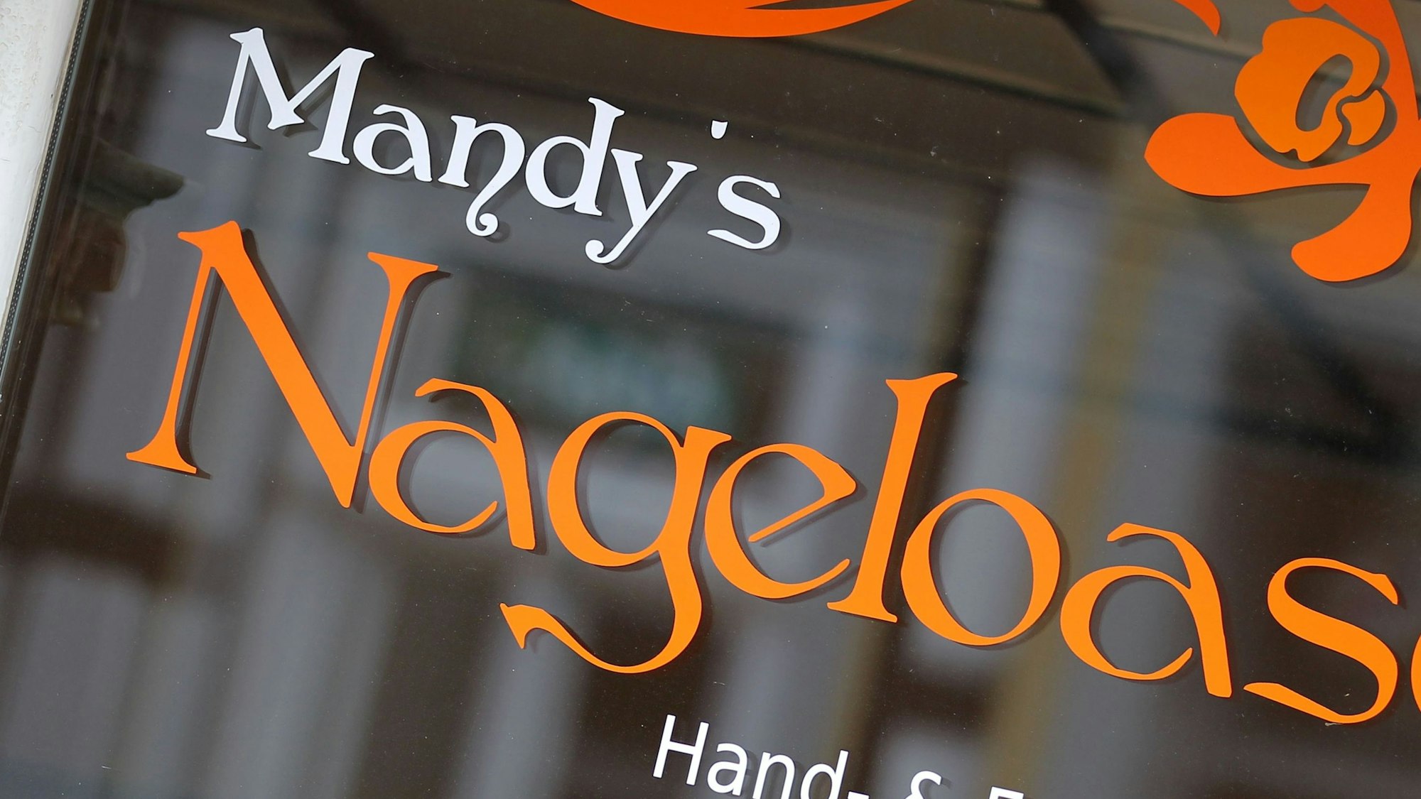 Mit dem Schriftzug „Mandy's Nageloase“ wird für einen Schönheitssalon geworben.