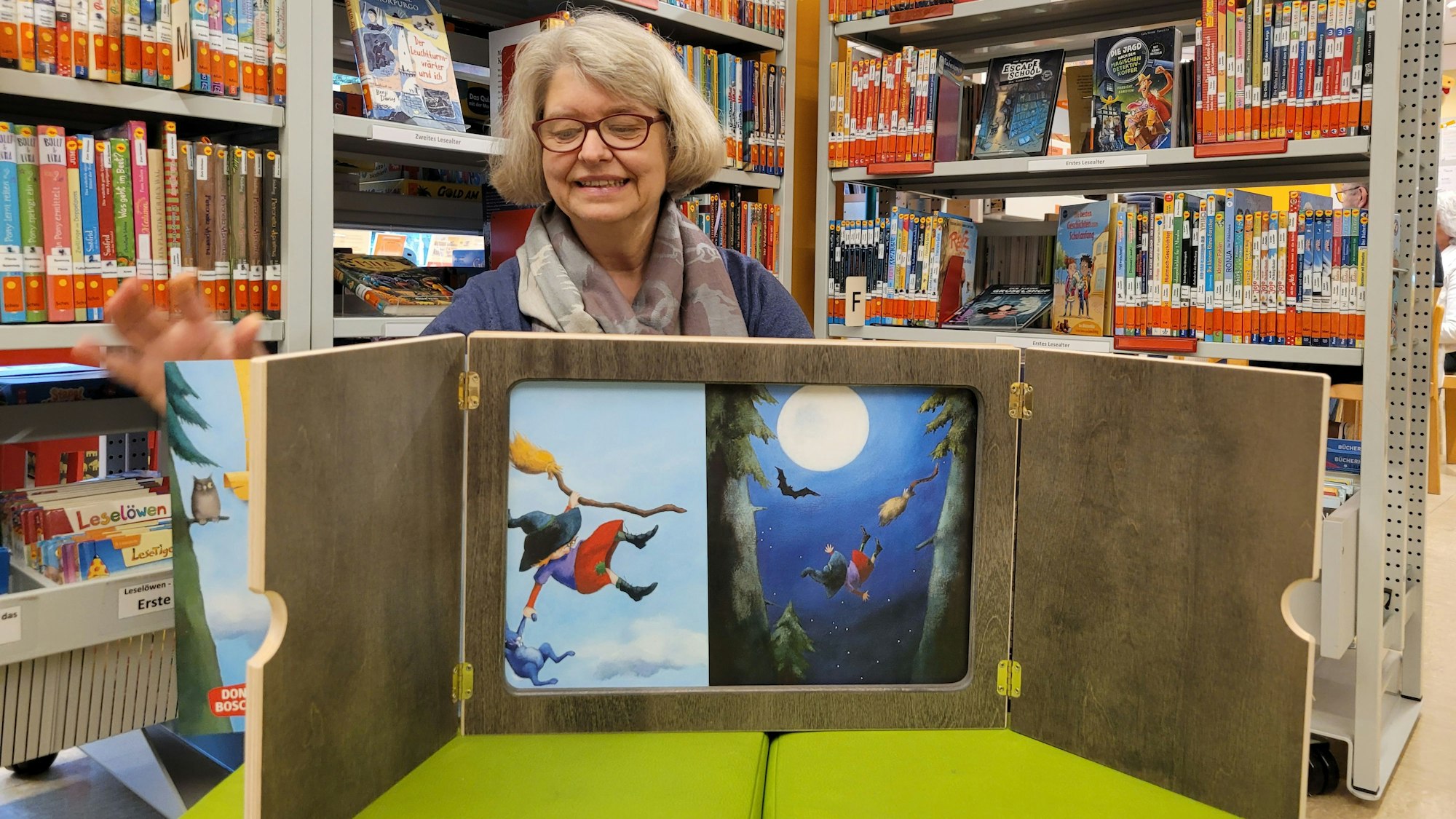 Eine Frau mit einem Märchenbilderschaukasten.