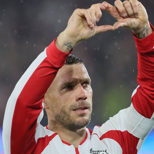 Lukas Podolski formt mit seinen Händen ein Herz.