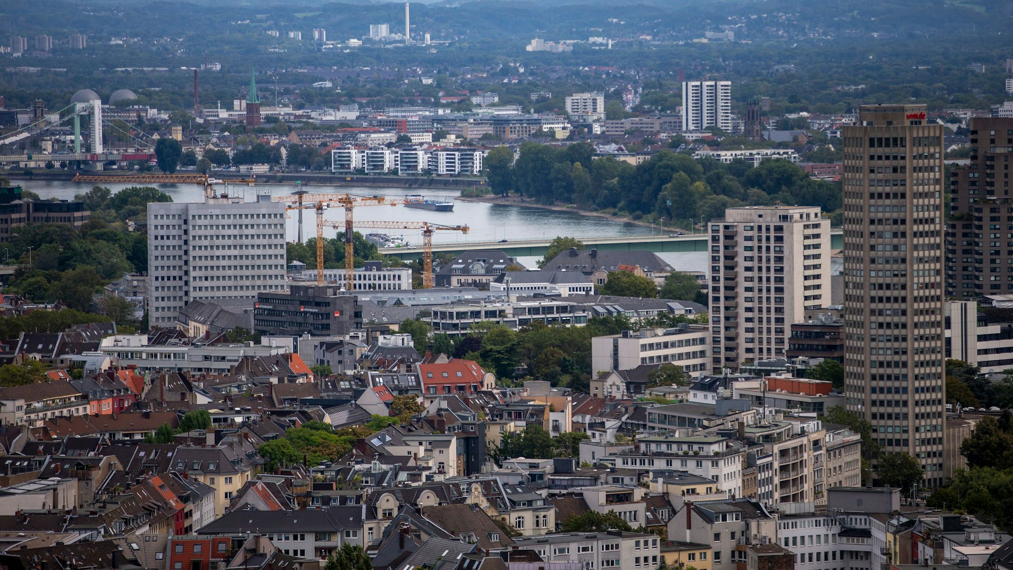 Blick auf die nördliche Kölner Innenstadt und Köln-Mülheim.