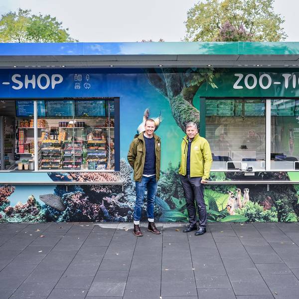 Freuen sich über den neuen und aufwendig gestalteten Kiosk: Thorsten Hoenen, Geschäftsführer Kölner ZooShop GmbH und Zoo-Vorstand Christopher Landsberg (v.l.).