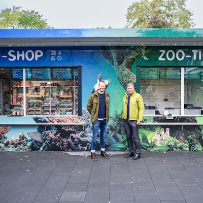 Freuen sich über den neuen und aufwendig gestalteten Kiosk: Thorsten Hoenen, Geschäftsführer Kölner ZooShop GmbH und Zoo-Vorstand Christopher Landsberg (v.l.).