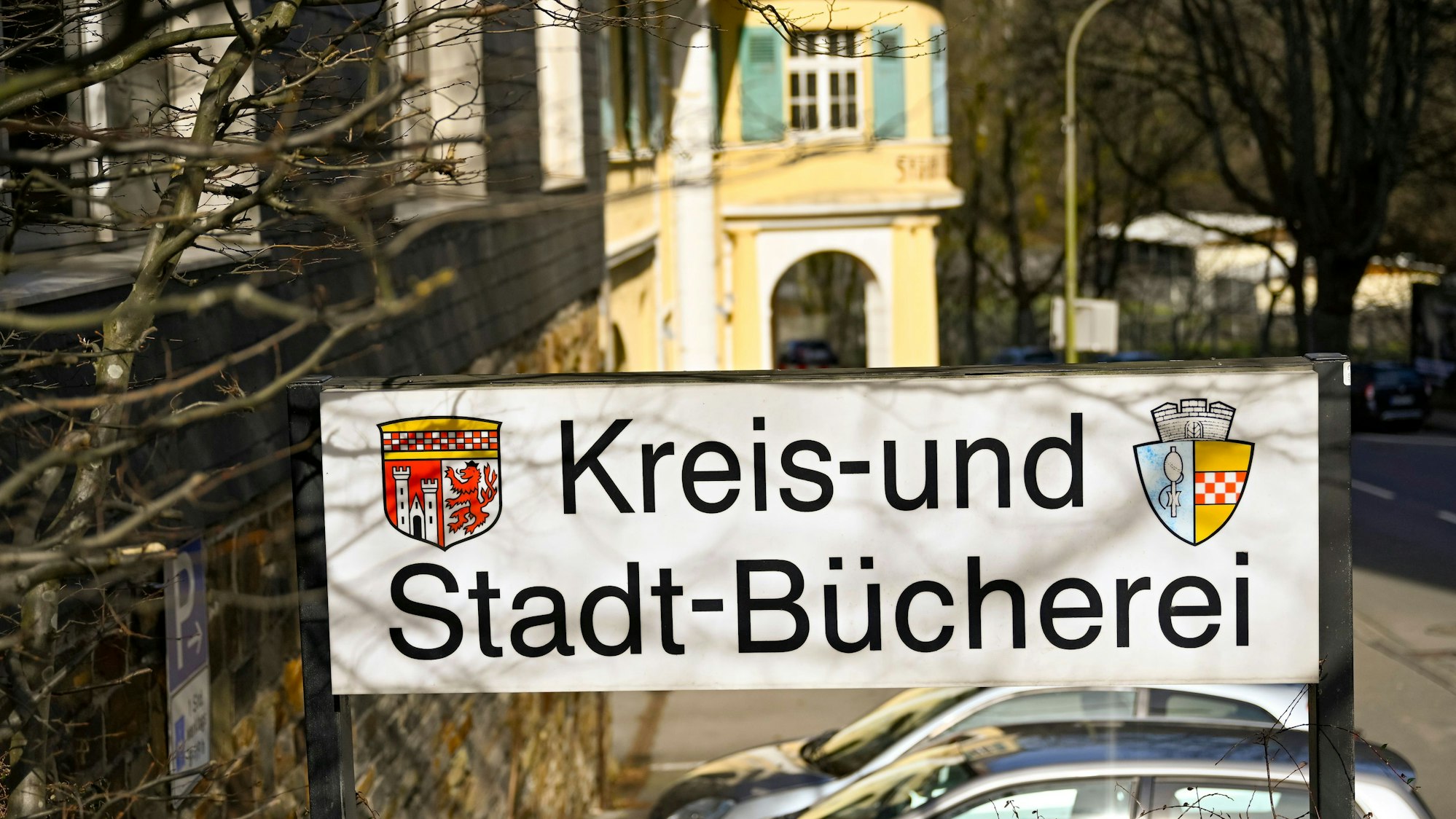 Ein Schild mit der Aufschrift „Kreis- und Stadt-Bücherei“.