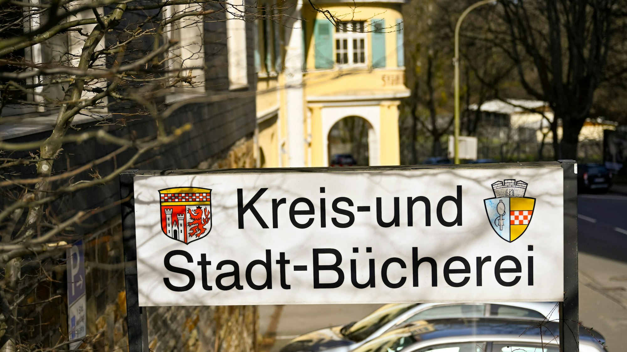Zu sehen ist das Schild der Kreis- und Stadtbücherei in Gummersbach, Moltkestraße.