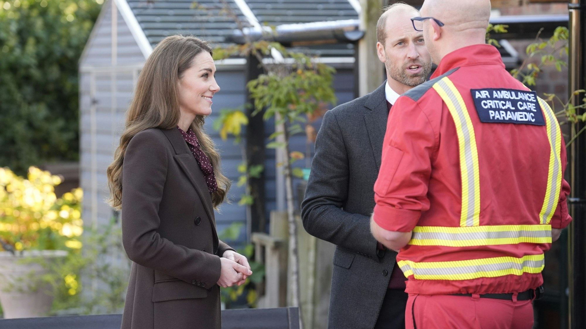 Prinz William und Prinzessin Kate sprechen mit einem Rettungssanitäter