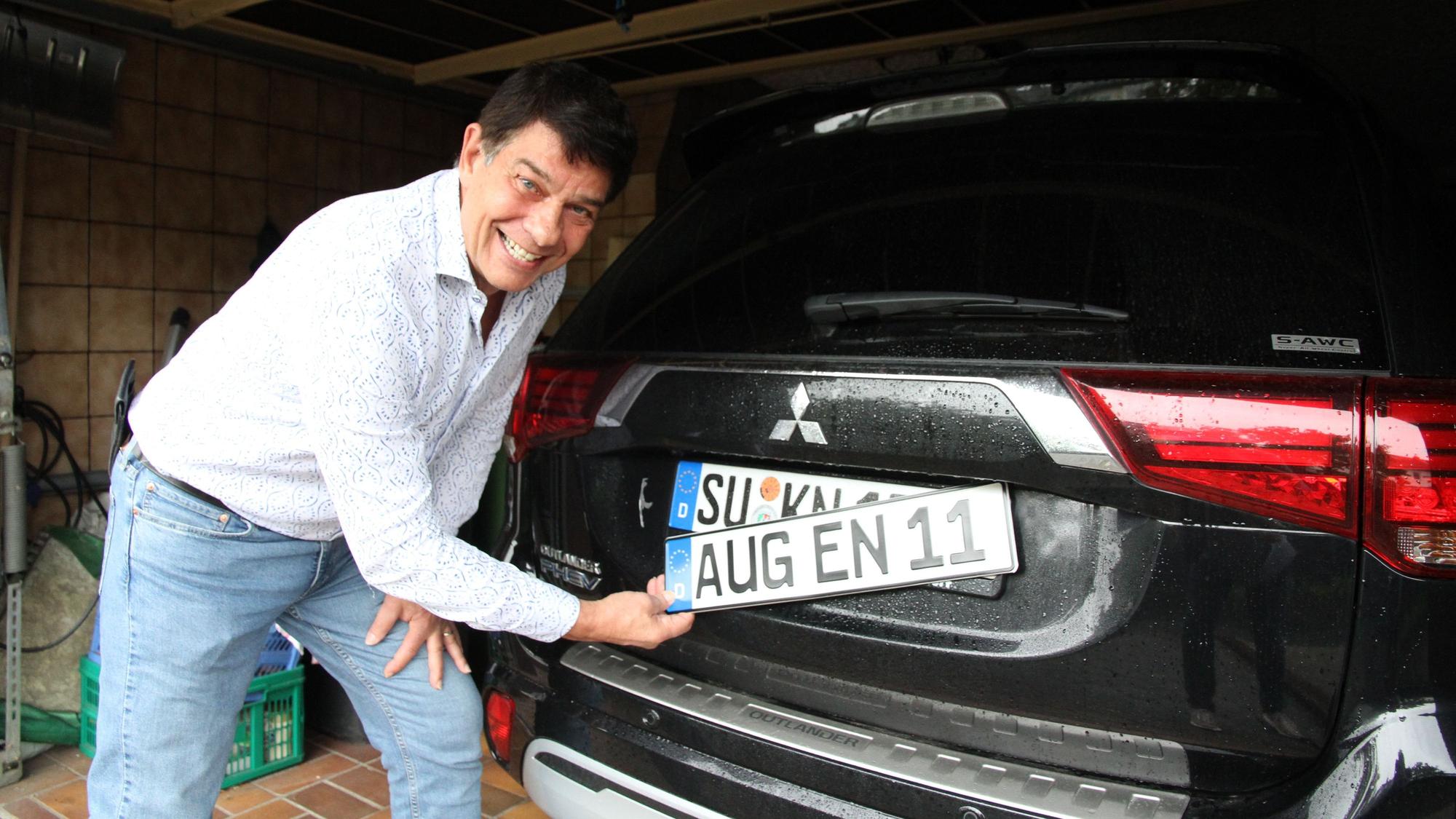 Klaus Schumacher, Karnevalsprinz und ehemaliger Bürgermeister von Sankt Augustin mit einem jecken Autokennzeichen