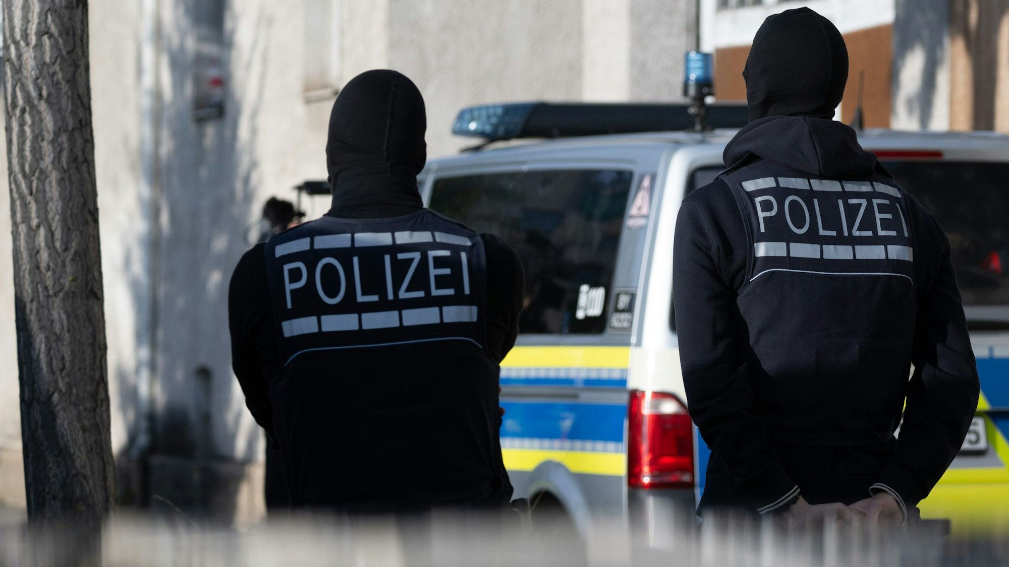 Einsatzkräfte der Polizei stehen im Rahmen eines Einsatzes vor einem Gebäude (Symbolbild)