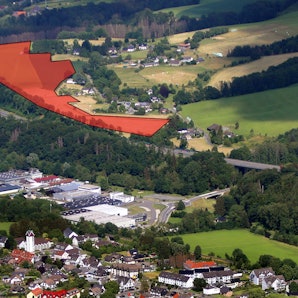 In einem Luftbild von Overath-Vilkerath und Umgebung ist die Fläche eines geplanten Großsolarkraftwerks rot eingezeichnet.