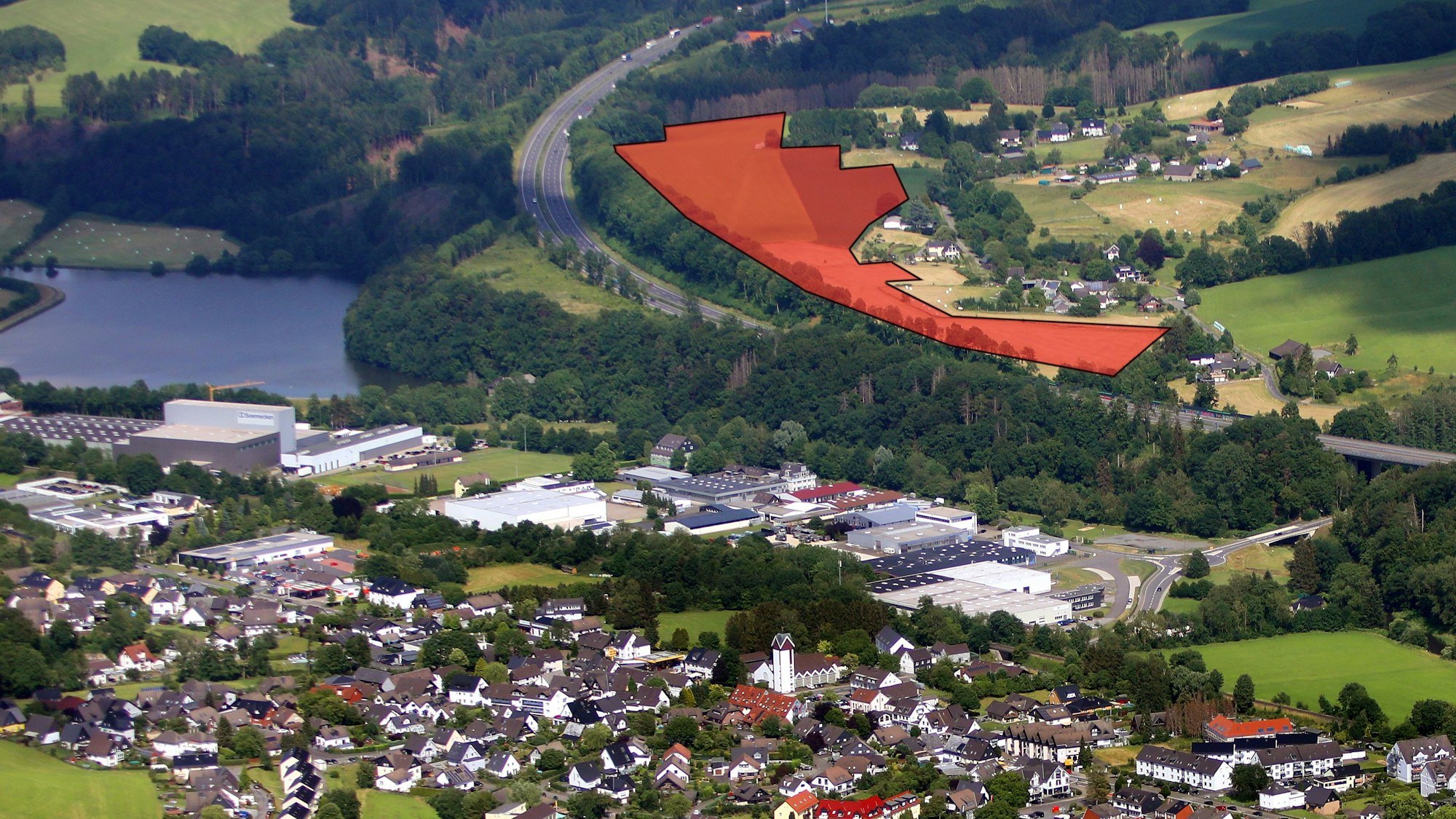 In einem Luftbild von Overath-Vilkerath und Umgebung ist die Fläche eines geplanten Großsolarkraftwerks rot eingezeichnet.