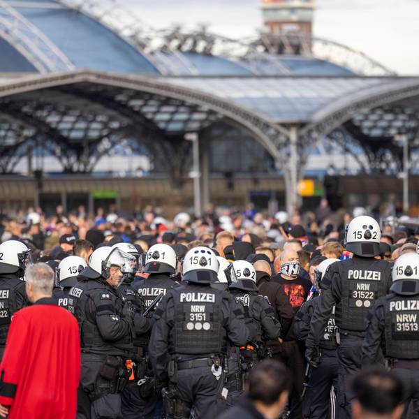 Massiver Polizeieinsatz gegen gewaltbereite Anhänger des polnischen Fußballklubs Gornik Zabrze in Köln