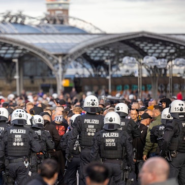 Massiver Polizeieinsatz gegen gewaltbereite Anhänger des polnischen Fußballklubs Gornik Zabrze in Köln