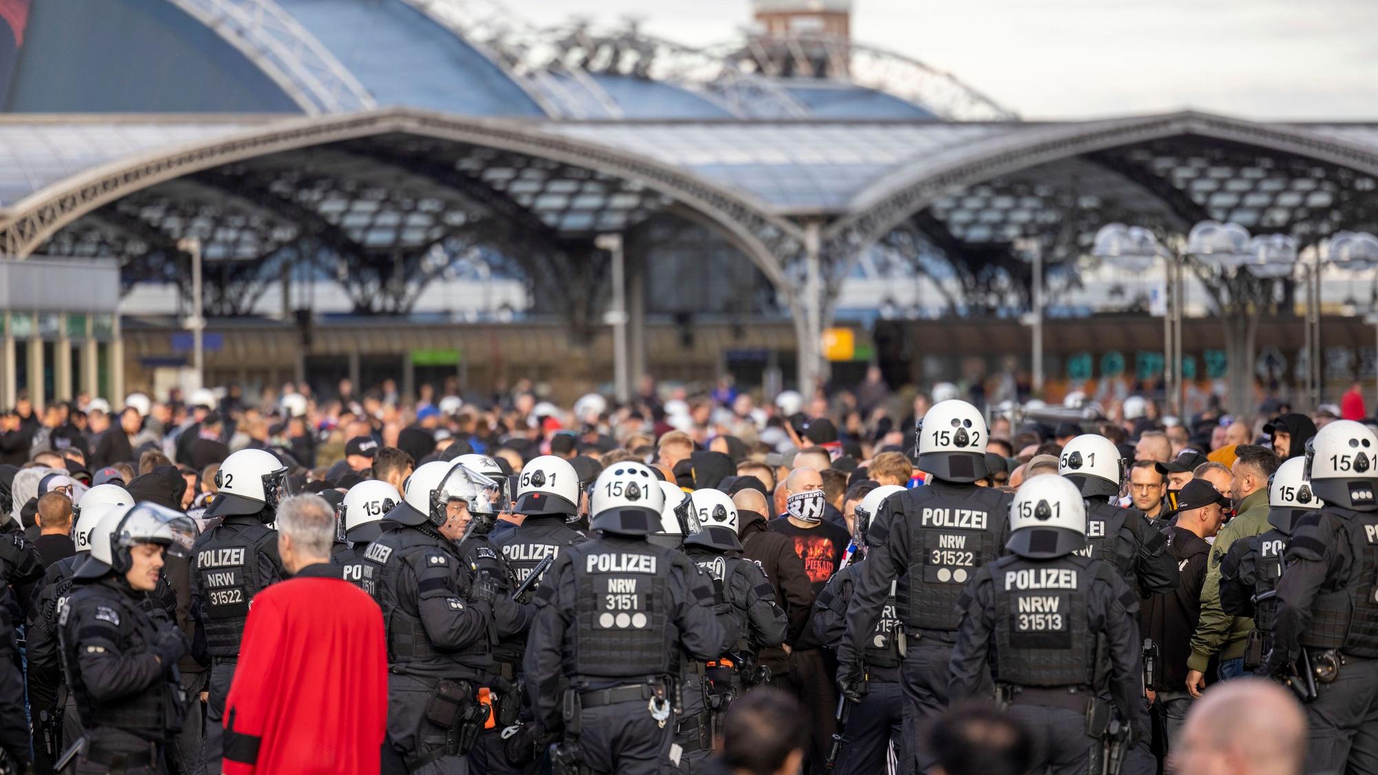 Massiver Polizeieinsatz gegen gewaltbereite Anhänger des polnischen Fußballklubs Gornik Zabrze in Köln
