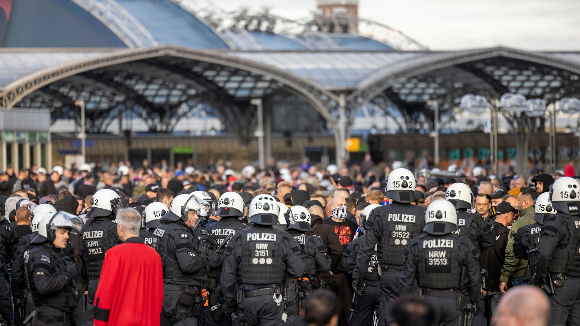 Massiver Polizeieinsatz gegen gewaltbereite Anhänger des polnischen Fußballklubs Gornik Zabrze in Köln