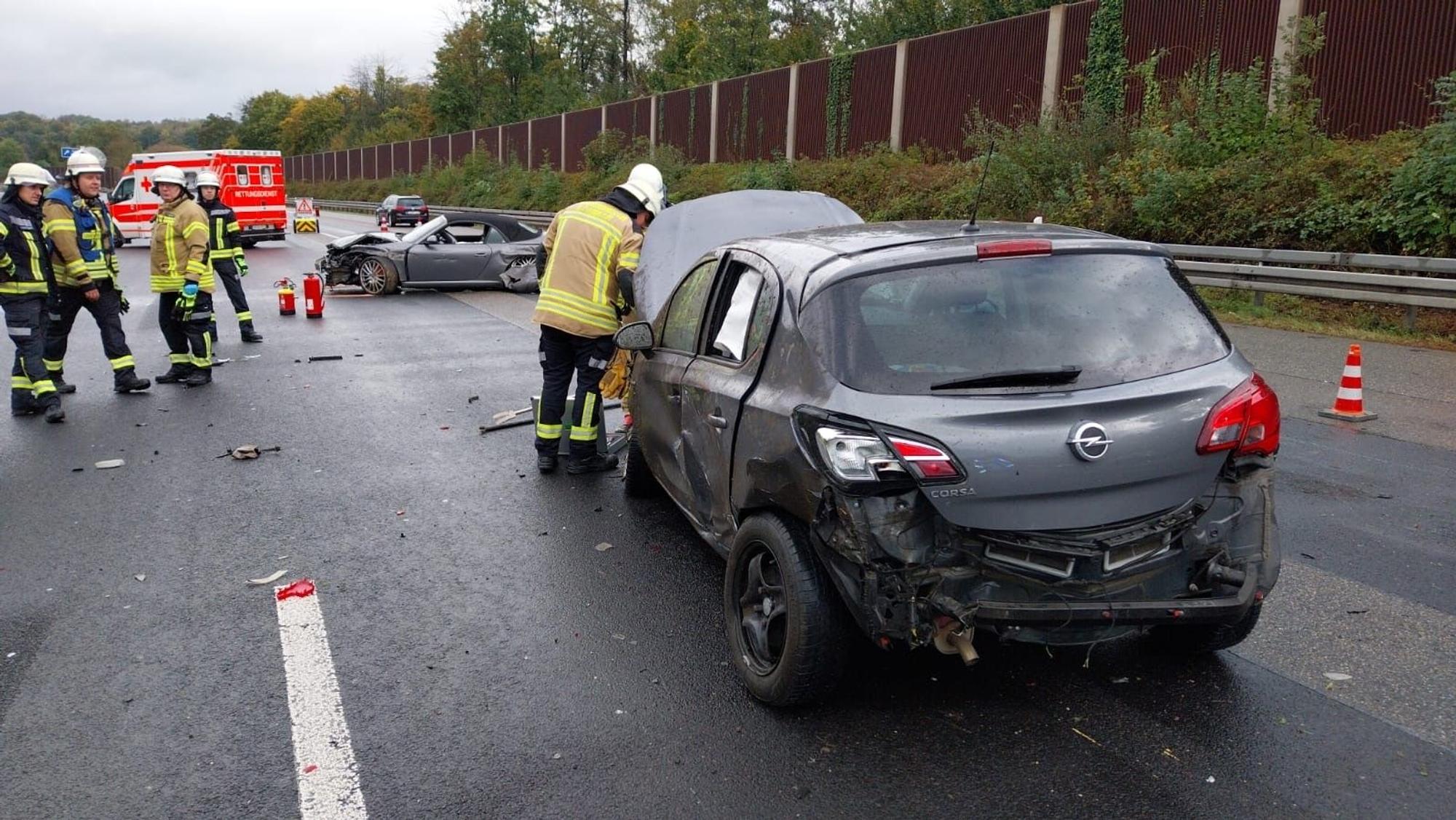 Gegen 9.30 Uhr waren zwischen der Abfahrt Lohmar-Nord und dem Rastplatz Sülztal zwei Autos zusammengestoßen.
