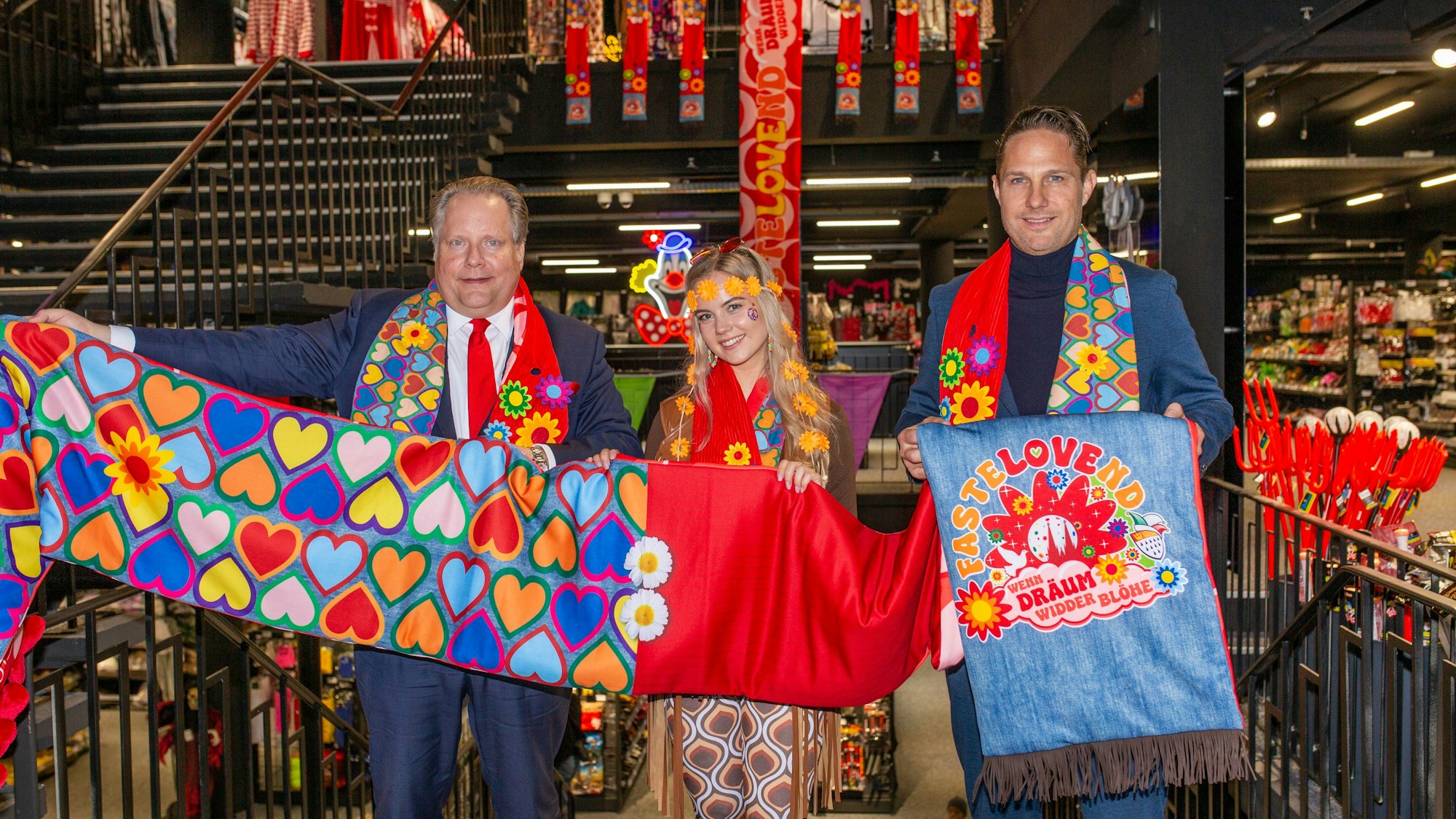 Festkomitee-Vizepräsident Lutz Schade (links) imd Deiters-Geschäftsführer Alexander Berg präsentieren den Mottoschal.