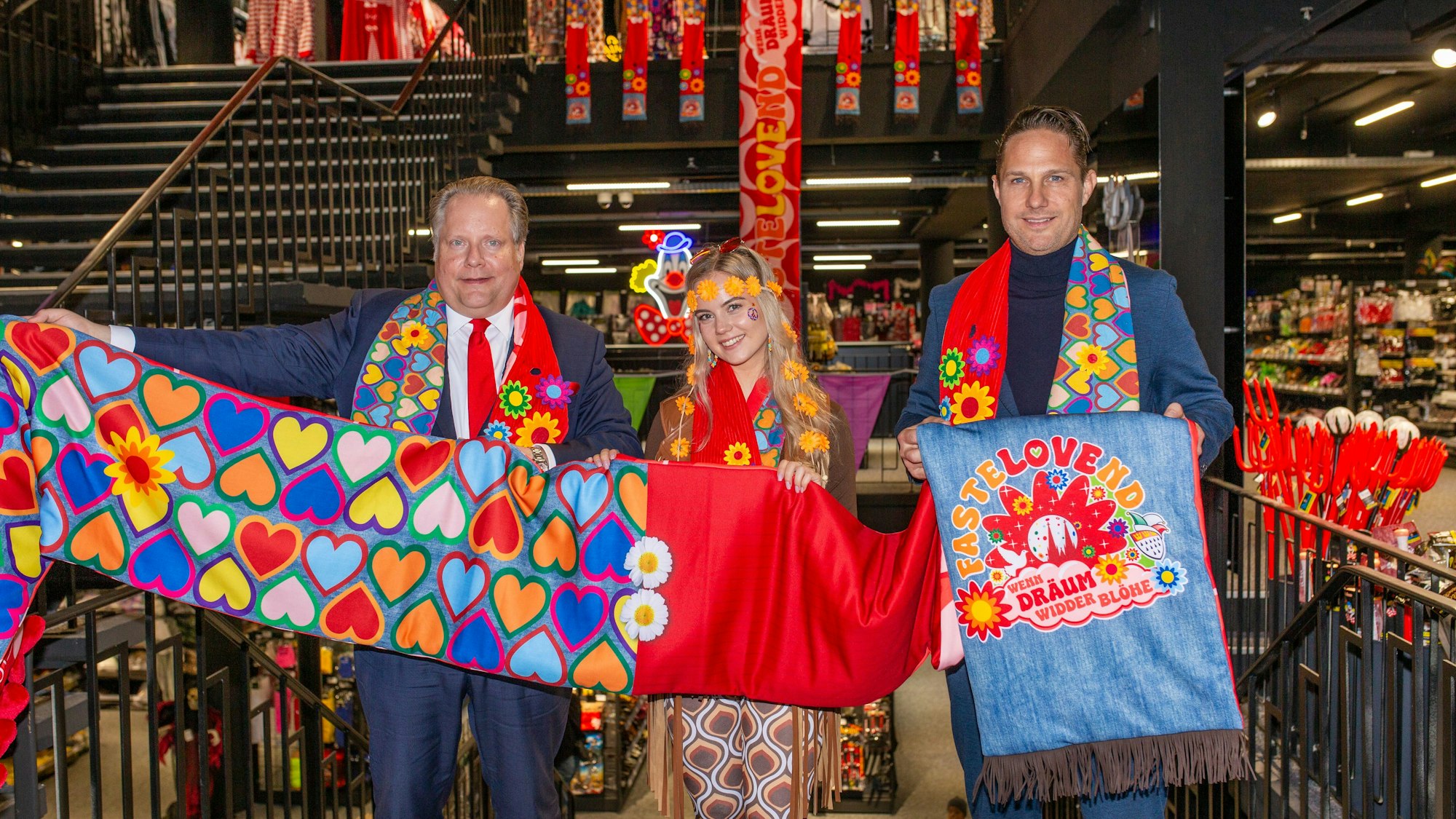 Karneval in Köln: Blumig und bunt - Das ist der Mottoschal für die