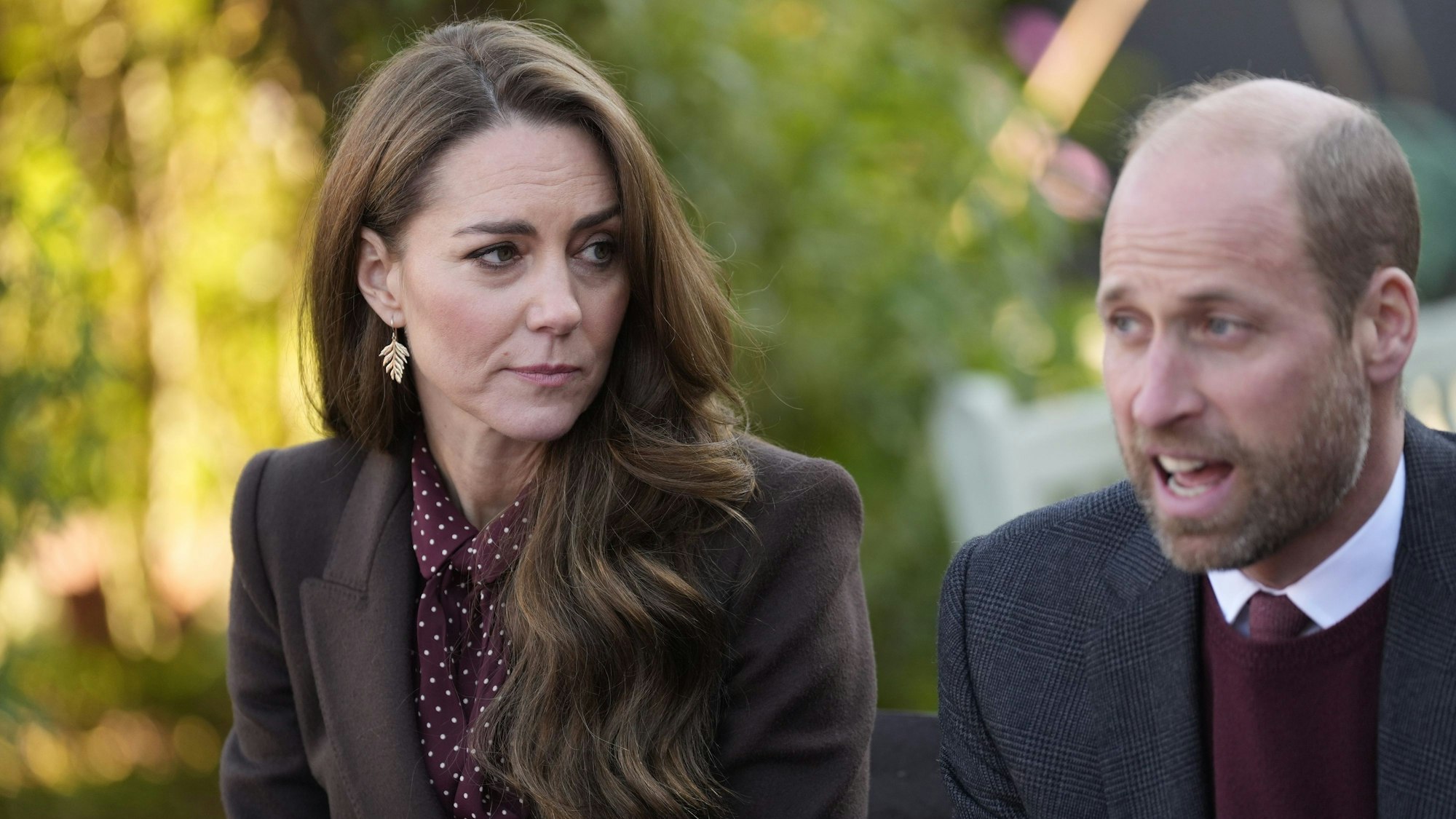 Southport: Prinz William und Prinzessin Kate sprechen mit Mitgliedern des Rettungsdienstes während sie das Southport Community Centre besucht. Prinzessin Kate und Prinz William besuchen Southport um die Angehörigen der Opfer des Messerangriffs Anfang des Jahres zu treffen, bei dem drei junge Mädchen getötet wurden.