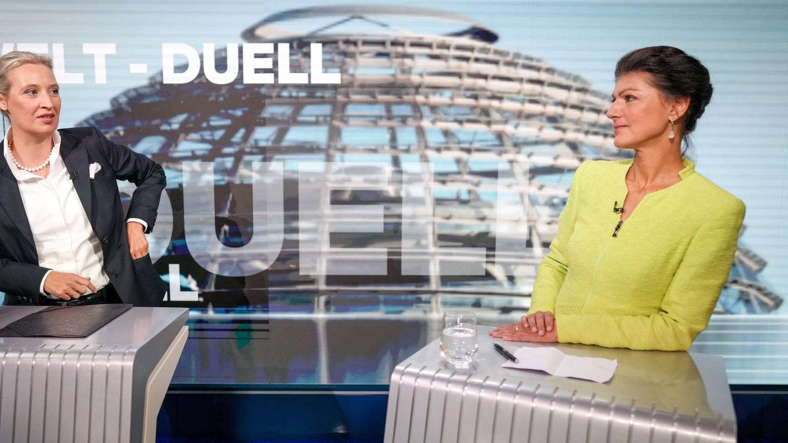 Berlin: Alice Weidel (l), Partei- und Fraktionsvorsitzende der AfD, und Sahra Wagenknecht, Parteivorsitzende von BSW und Bundestagsabgeordnete, stehen an ihren Rednerpulten zu Beginn des TV-Duell bei dem Nachrichtensender Welt-TV.