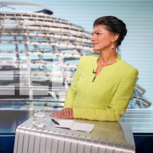 Berlin: Alice Weidel (l), Partei- und Fraktionsvorsitzende der AfD, und Sahra Wagenknecht, Parteivorsitzende von BSW und Bundestagsabgeordnete, stehen an ihren Rednerpulten zu Beginn des TV-Duell bei dem Nachrichtensender Welt-TV.