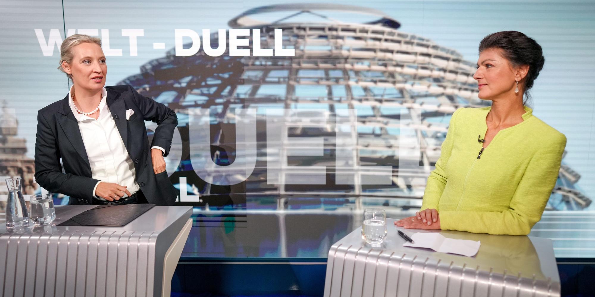 Berlin: Alice Weidel (l), Partei- und Fraktionsvorsitzende der AfD, und Sahra Wagenknecht, Parteivorsitzende von BSW und Bundestagsabgeordnete, stehen an ihren Rednerpulten zu Beginn des TV-Duell bei dem Nachrichtensender Welt-TV.