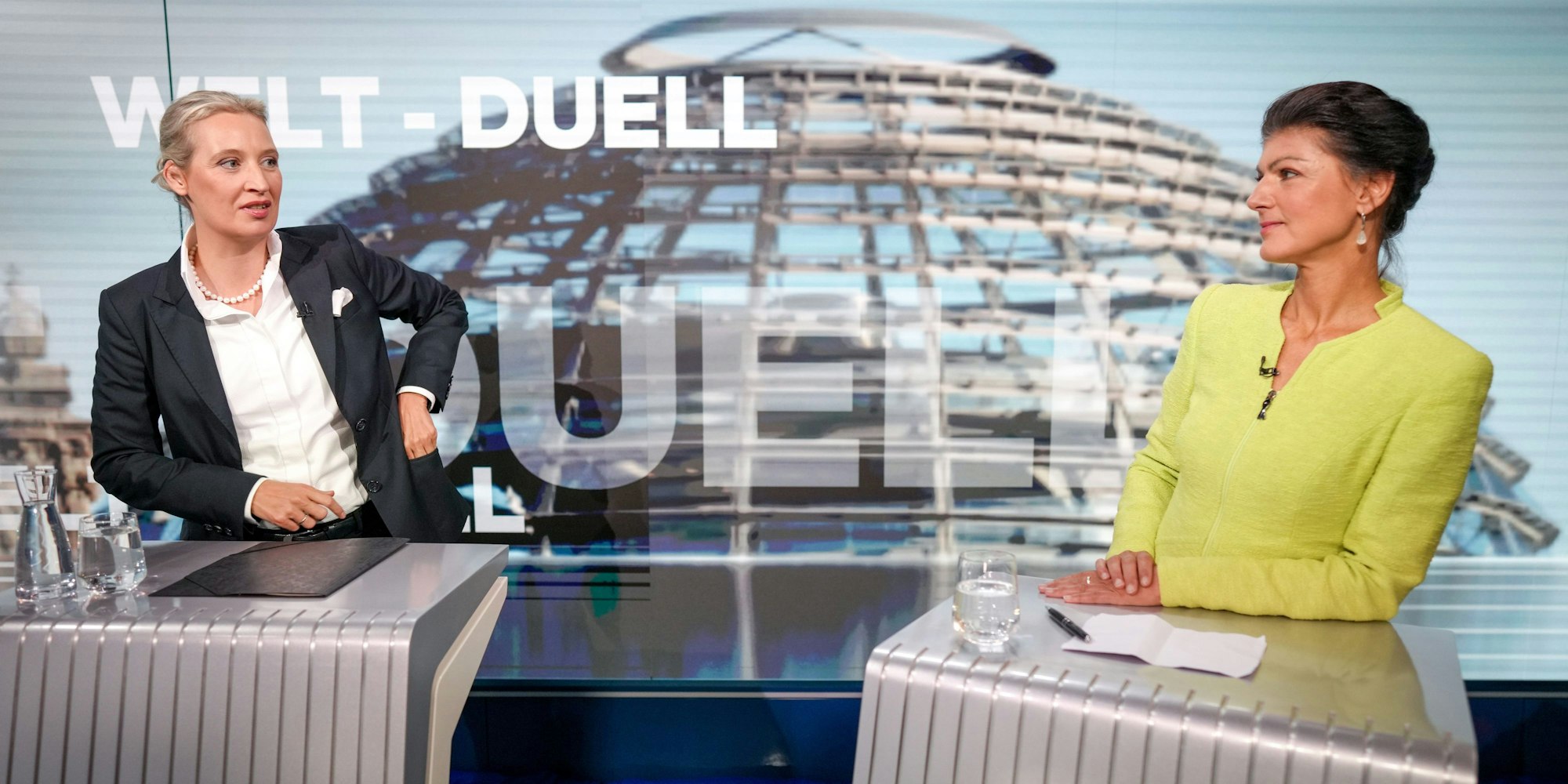 Berlin: Alice Weidel (l), Partei- und Fraktionsvorsitzende der AfD, und Sahra Wagenknecht, Parteivorsitzende von BSW und Bundestagsabgeordnete, stehen an ihren Rednerpulten zu Beginn des TV-Duell bei dem Nachrichtensender Welt-TV.