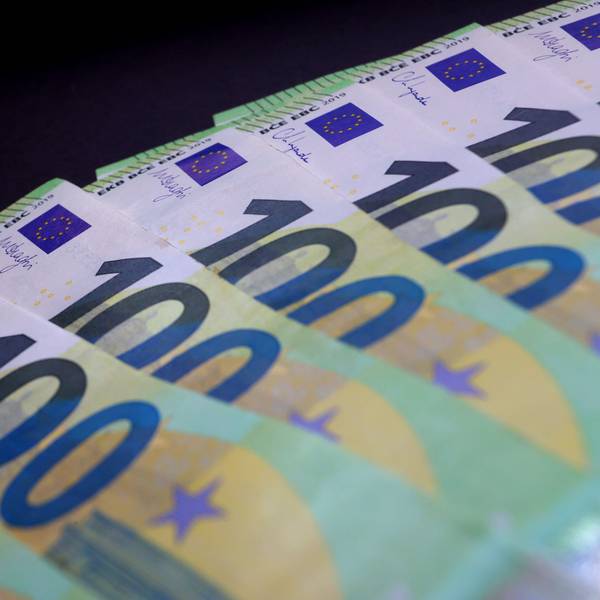 100-Euro Banknoten liegen auf einem Tisch.