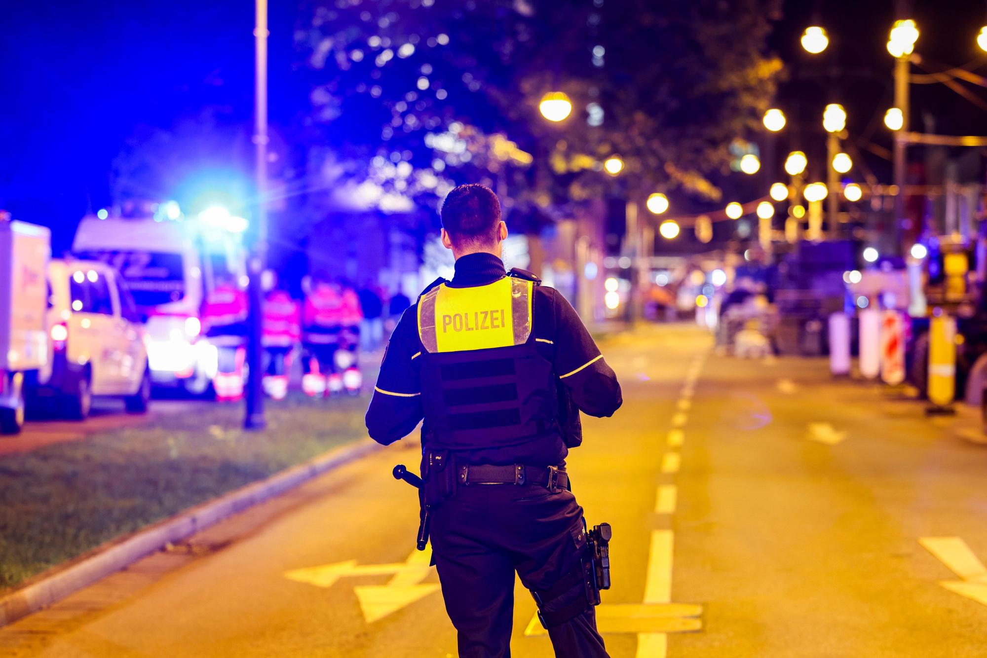 10.10.2024, Nordrhein-Westfalen, Krefeld: Ein Polizist sichert den Bereich vor dem Mulitplex-Kino, an dem die Polizei einen Verdächtigen niedergeschossen hat. Der Mann sei verletzt worden, sagte ein Sprecher. Was der Verdächtige gemacht haben soll, wollte der Sprecher zunächst nicht sagen. Foto: Christoph Reichwein/dpa +++ dpa-Bildfunk +++