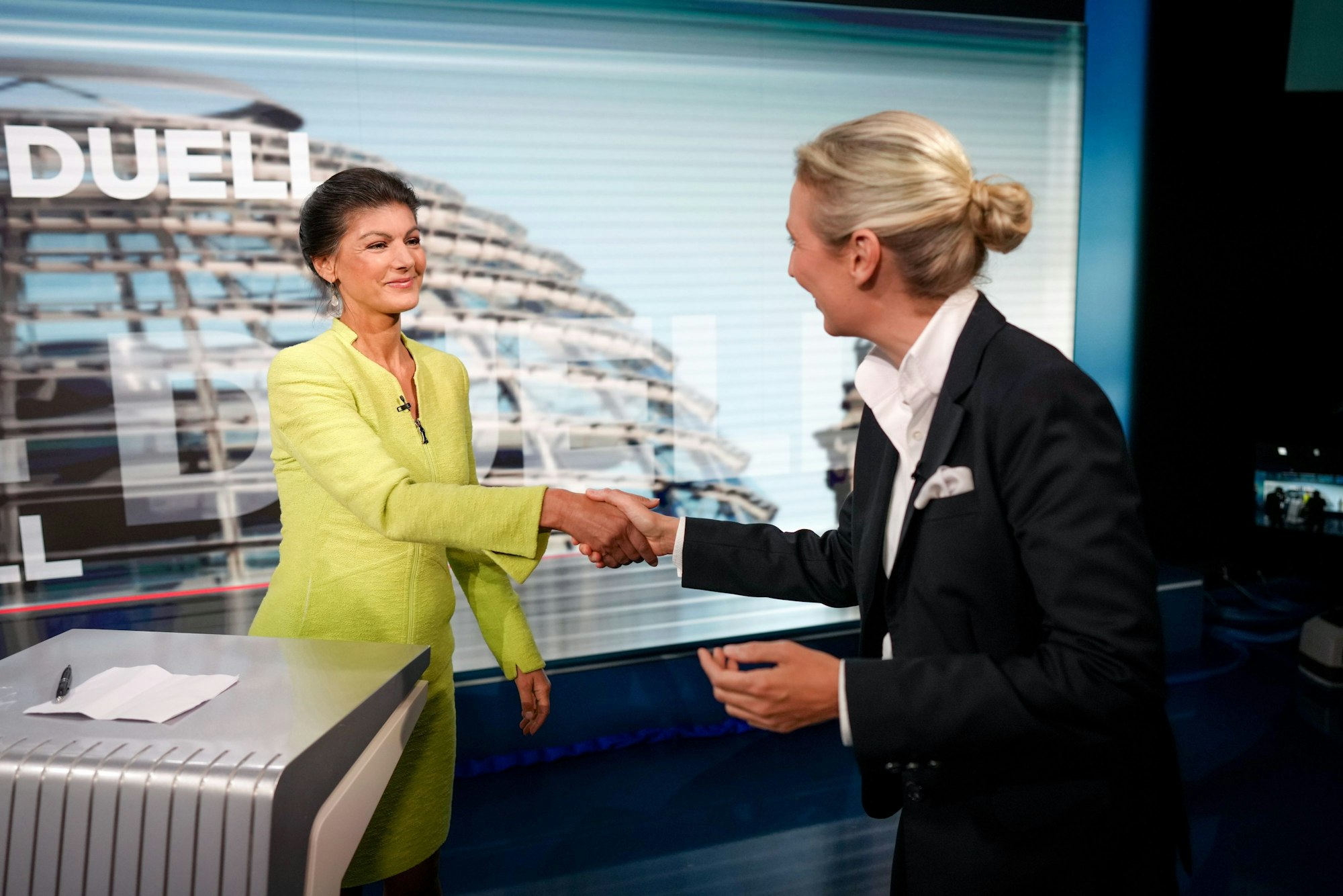 Alice Weidel (r), Partei- und Fraktionsvorsitzende der AfD, und Sahra Wagenknecht, Parteivorsitzende von BSW und Bundestagsabgeordnete, begrüßen sich zu Beginn des TV-Duell bei dem Nachrichtensender Welt-TV.