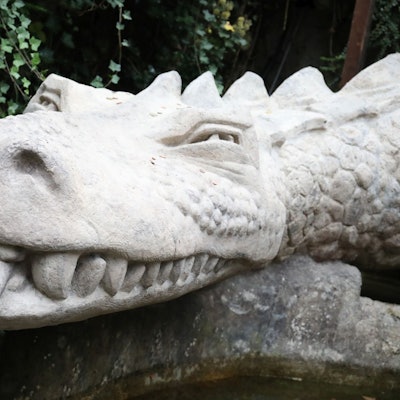 Der Kopf eines Drachen aus Beton.