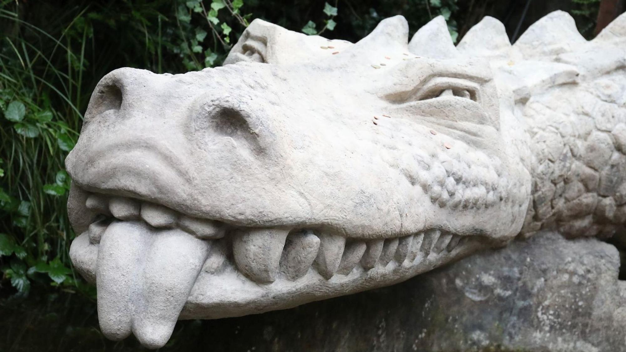 Der Kopf eines Drachen aus Beton.