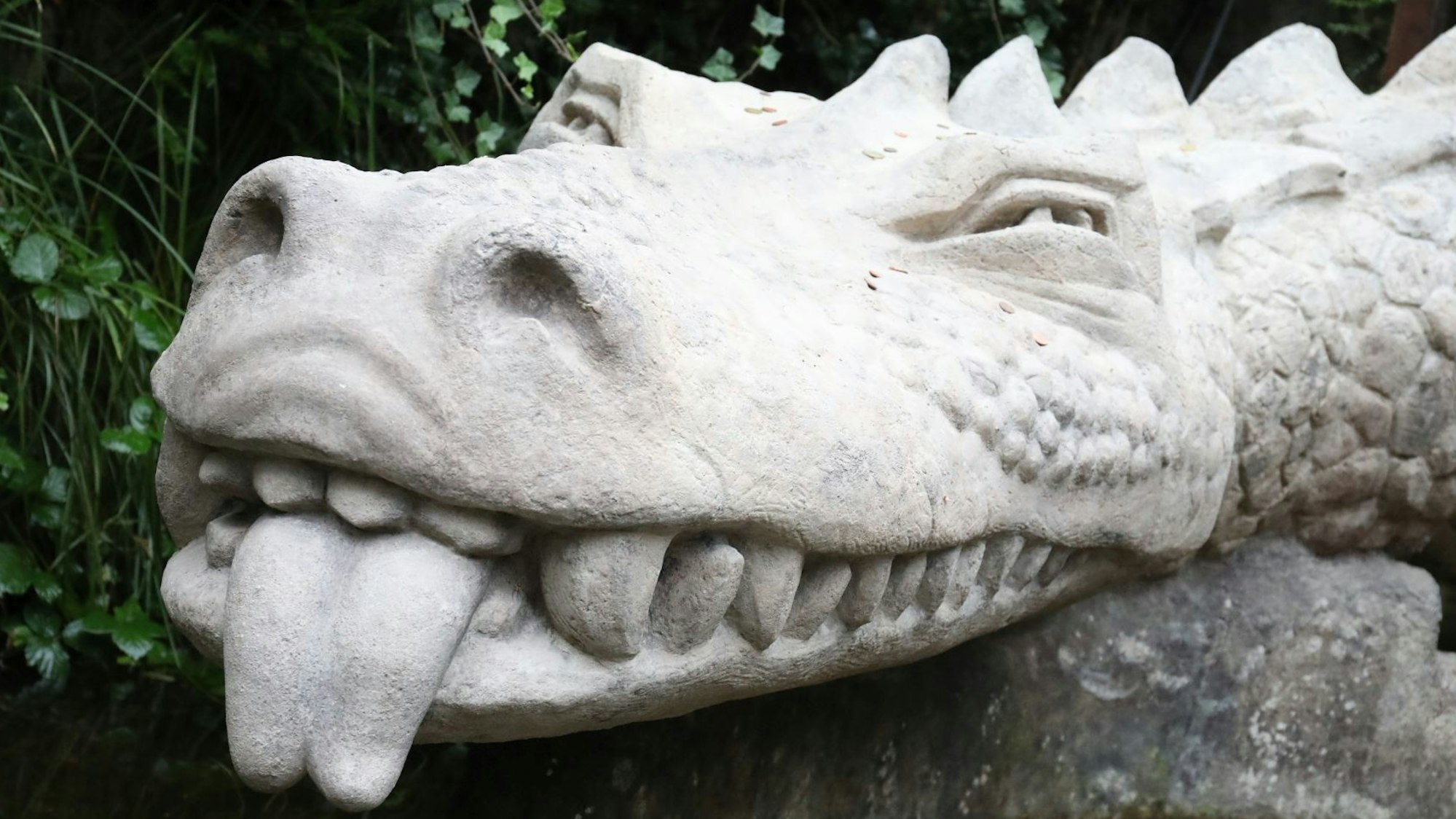 Der Kopf eines Drachen aus Beton.