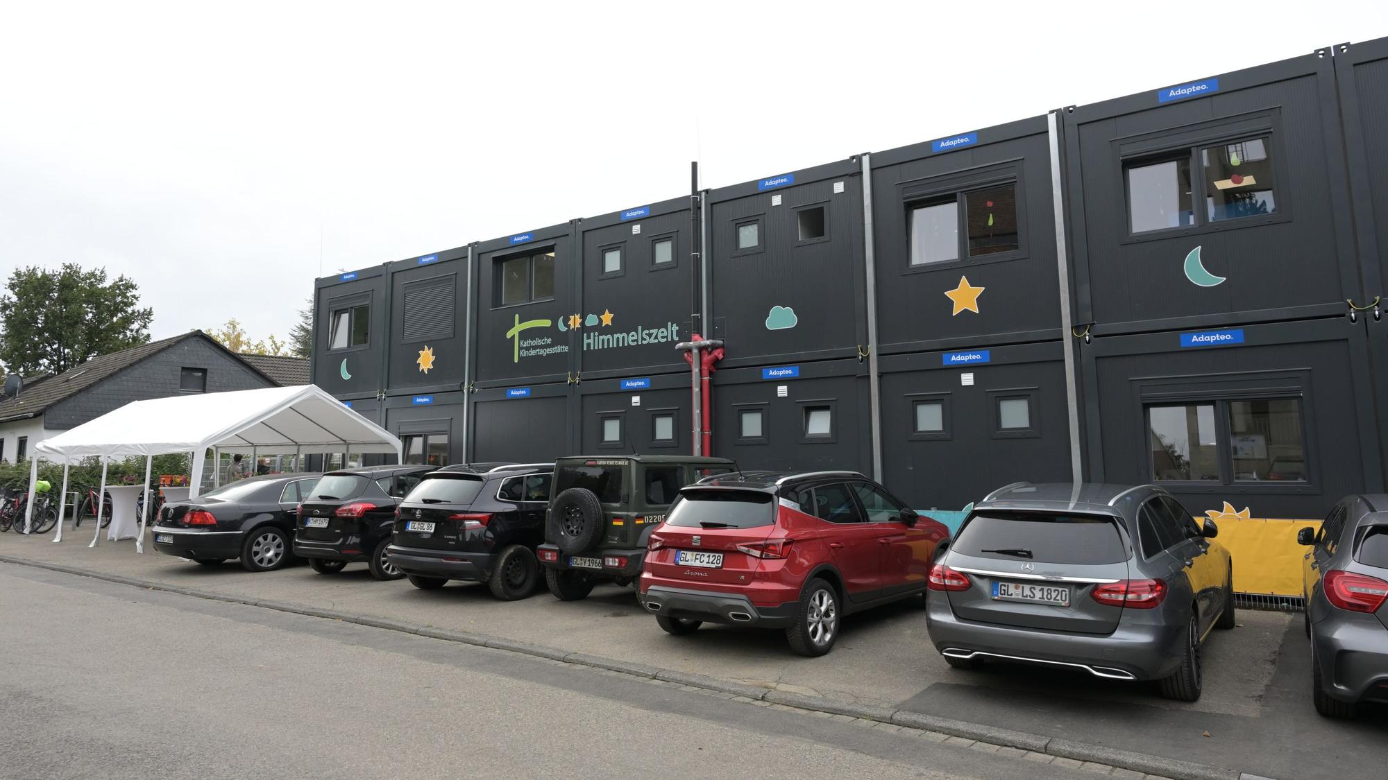 Der Container-Bau, in dem die neue Kindertagesstätte Himmelszelt untergebracht ist, darf 24 Monate genutzt werden. Danach soll ein Neubau fertig sein.