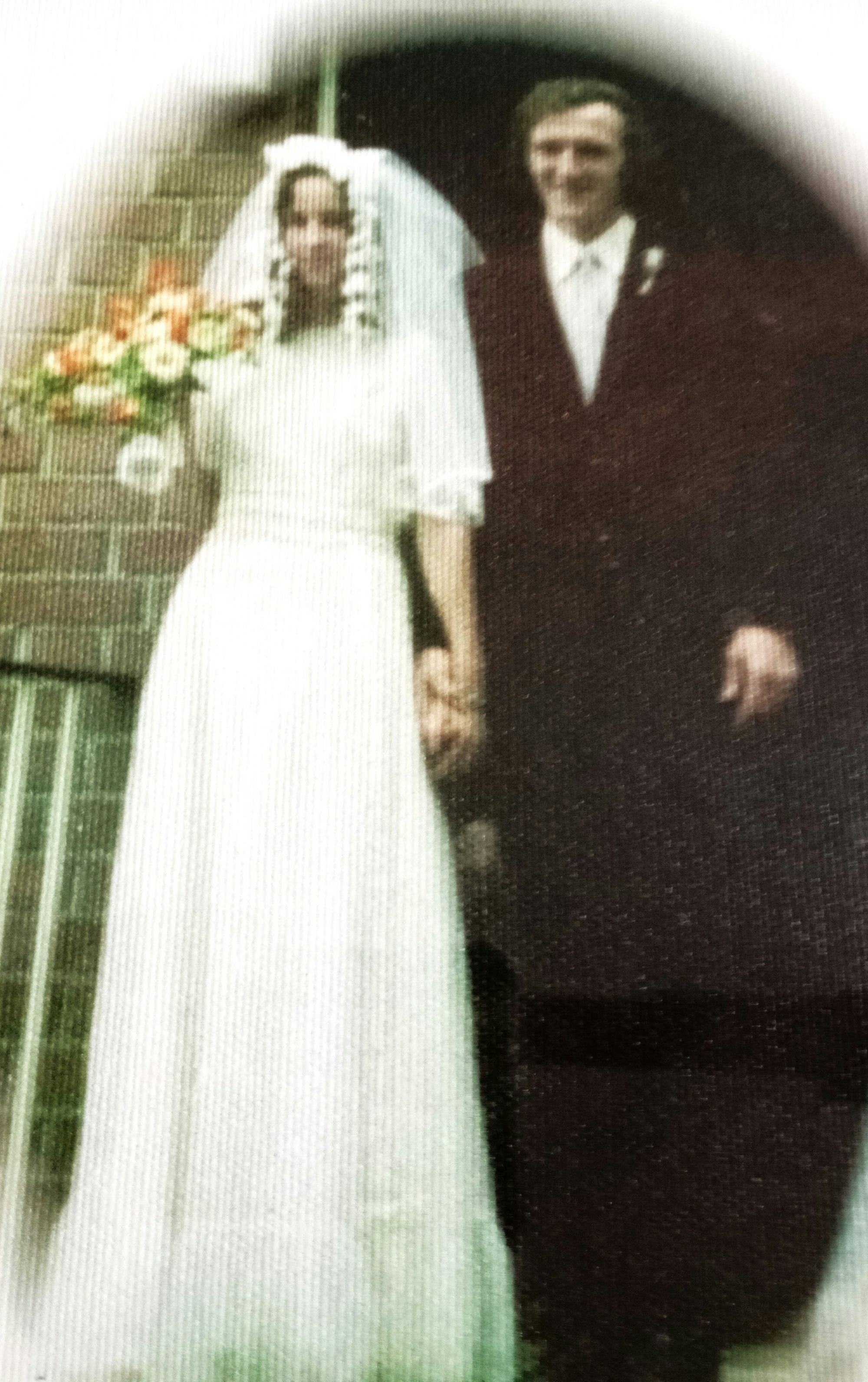 Das Foto zeigt eine Reproduktion eines alten Hochzeitsbilds.